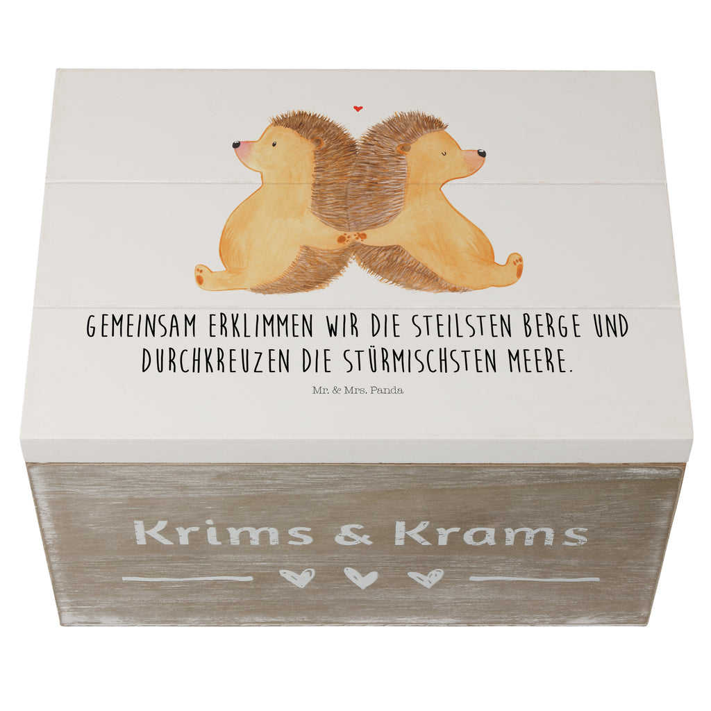 Holzkiste Igel händchenhaltend Holzkiste, Kiste, Schatzkiste, Truhe, Schatulle, XXL, Erinnerungsbox, Erinnerungskiste, Dekokiste, Aufbewahrungsbox, Liebe, Partner, Freund, Freundin, Ehemann, Ehefrau, Heiraten, Verlobung, Heiratsantrag, Liebesgeschenk, Jahrestag, Hocheitstag, Igel, Igelliebe, Hand in Hand, Liebesbeweis, große Liebe, Liebesbotschaft, Hochzeit, Lieblingsmensch, Gemeinsamkeit, Love, Geschenk für zwei