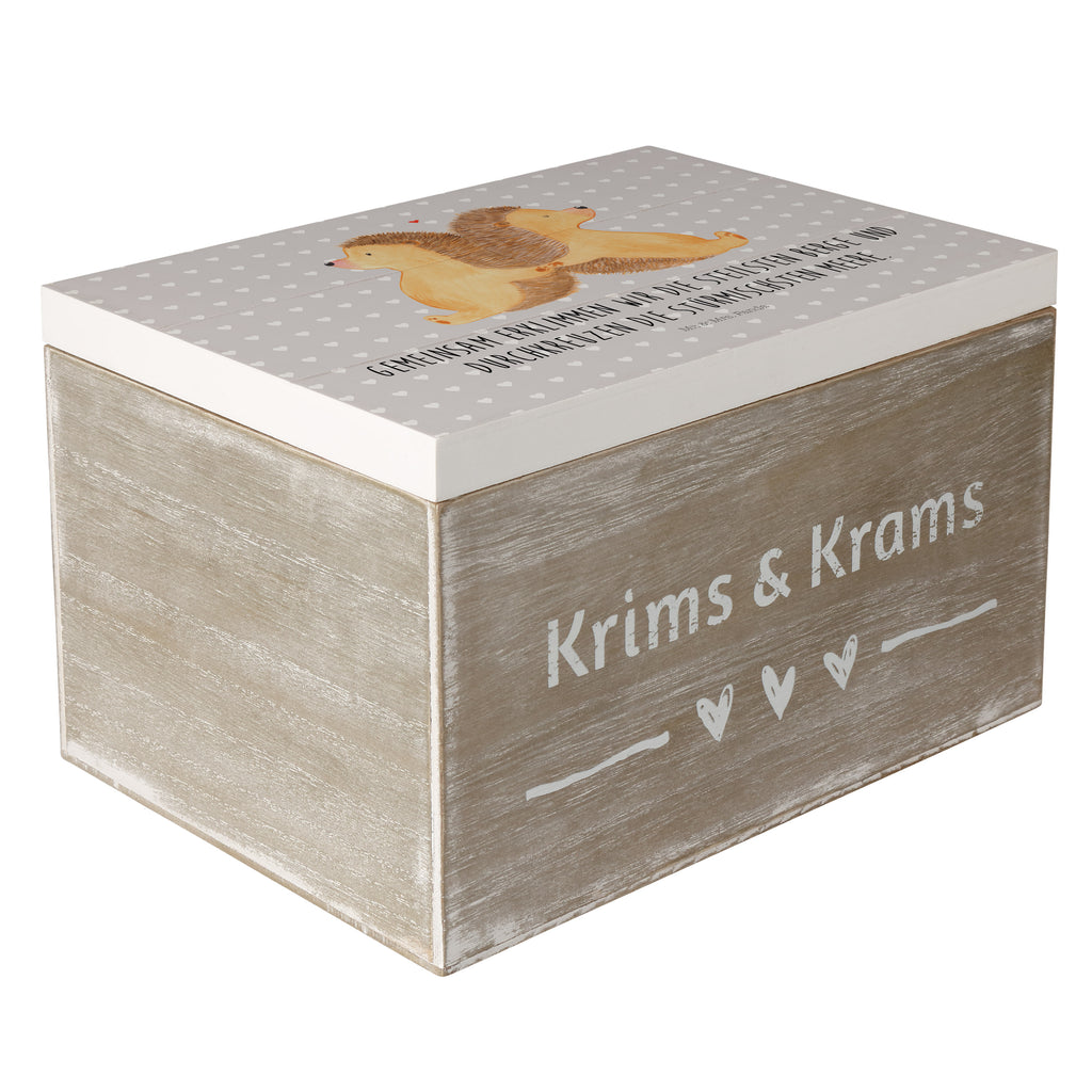 Holzkiste Igel händchenhaltend Holzkiste, Kiste, Schatzkiste, Truhe, Schatulle, XXL, Erinnerungsbox, Erinnerungskiste, Dekokiste, Aufbewahrungsbox, Liebe, Partner, Freund, Freundin, Ehemann, Ehefrau, Heiraten, Verlobung, Heiratsantrag, Liebesgeschenk, Jahrestag, Hocheitstag, Igel, Igelliebe, Hand in Hand, Liebesbeweis, große Liebe, Liebesbotschaft, Hochzeit, Lieblingsmensch, Gemeinsamkeit, Love, Geschenk für zwei