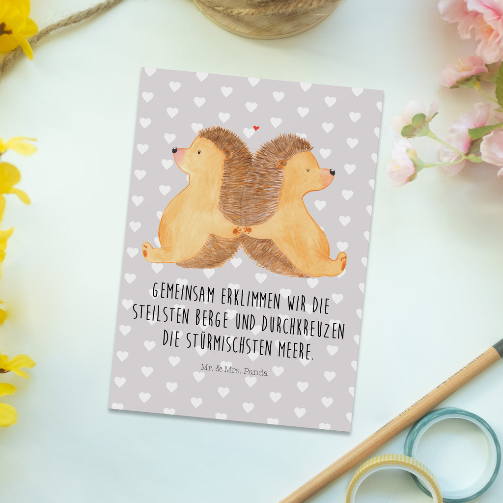 Postkarte Igel händchenhaltend Geschenkkarte, Grußkarte, Karte, Einladung, Ansichtskarte, Geburtstagskarte, Einladungskarte, Dankeskarte, Liebe, Partner, Freund, Freundin, Ehemann, Ehefrau, Heiraten, Verlobung, Heiratsantrag, Liebesgeschenk, Jahrestag, Hocheitstag, Igel, Igelliebe, Hand in Hand, Liebesbeweis, große Liebe, Liebesbotschaft, Hochzeit, Lieblingsmensch, Gemeinsamkeit, Love, Geschenk für zwei