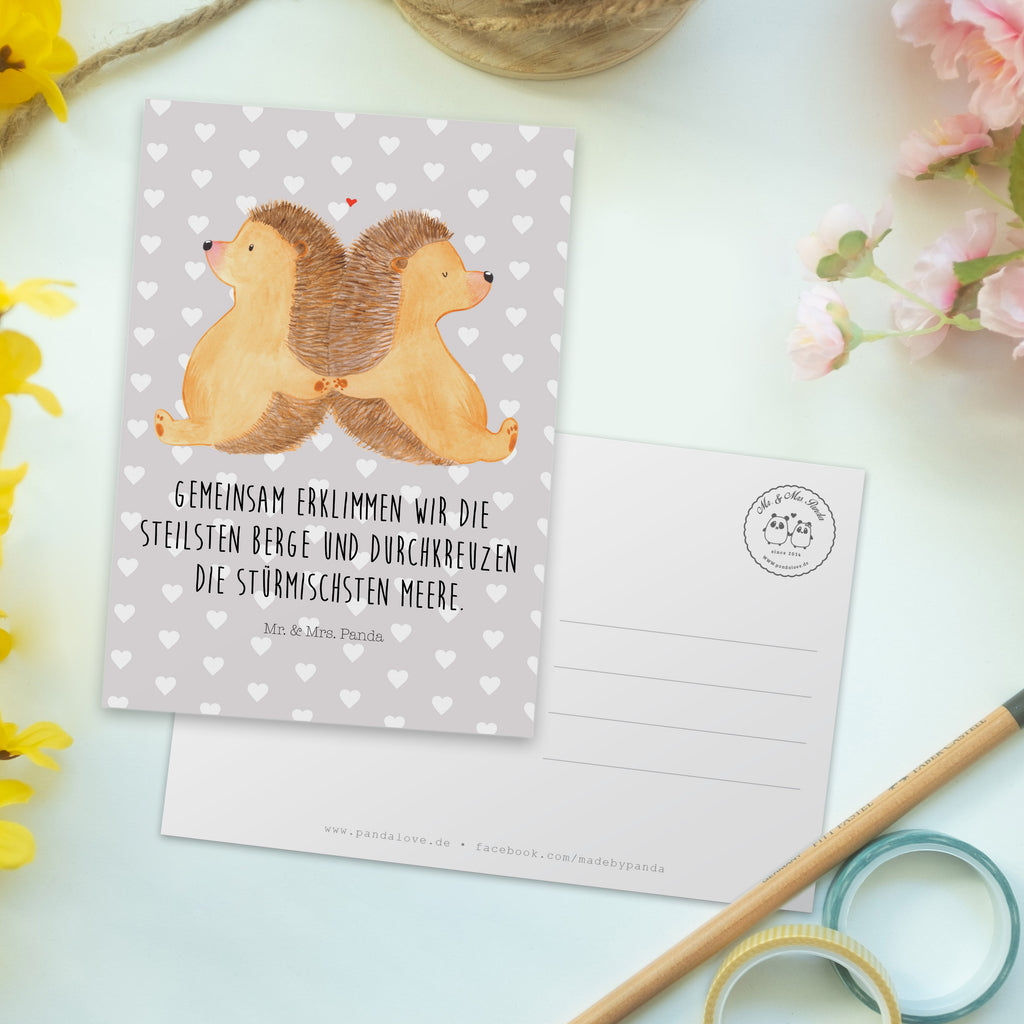 Postkarte Igel händchenhaltend Geschenkkarte, Grußkarte, Karte, Einladung, Ansichtskarte, Geburtstagskarte, Einladungskarte, Dankeskarte, Liebe, Partner, Freund, Freundin, Ehemann, Ehefrau, Heiraten, Verlobung, Heiratsantrag, Liebesgeschenk, Jahrestag, Hocheitstag, Igel, Igelliebe, Hand in Hand, Liebesbeweis, große Liebe, Liebesbotschaft, Hochzeit, Lieblingsmensch, Gemeinsamkeit, Love, Geschenk für zwei