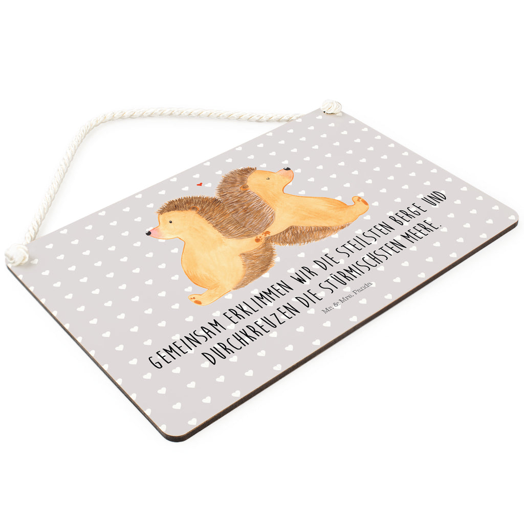 Deko Schild Igel händchenhaltend Dekoschild, Deko Schild, Schild, Tür Schild, Türschild, Holzschild, Wandschild, Wanddeko, Liebe, Partner, Freund, Freundin, Ehemann, Ehefrau, Heiraten, Verlobung, Heiratsantrag, Liebesgeschenk, Jahrestag, Hocheitstag, Igel, Igelliebe, Hand in Hand, Liebesbeweis, große Liebe, Liebesbotschaft, Hochzeit, Lieblingsmensch, Gemeinsamkeit, Love, Geschenk für zwei