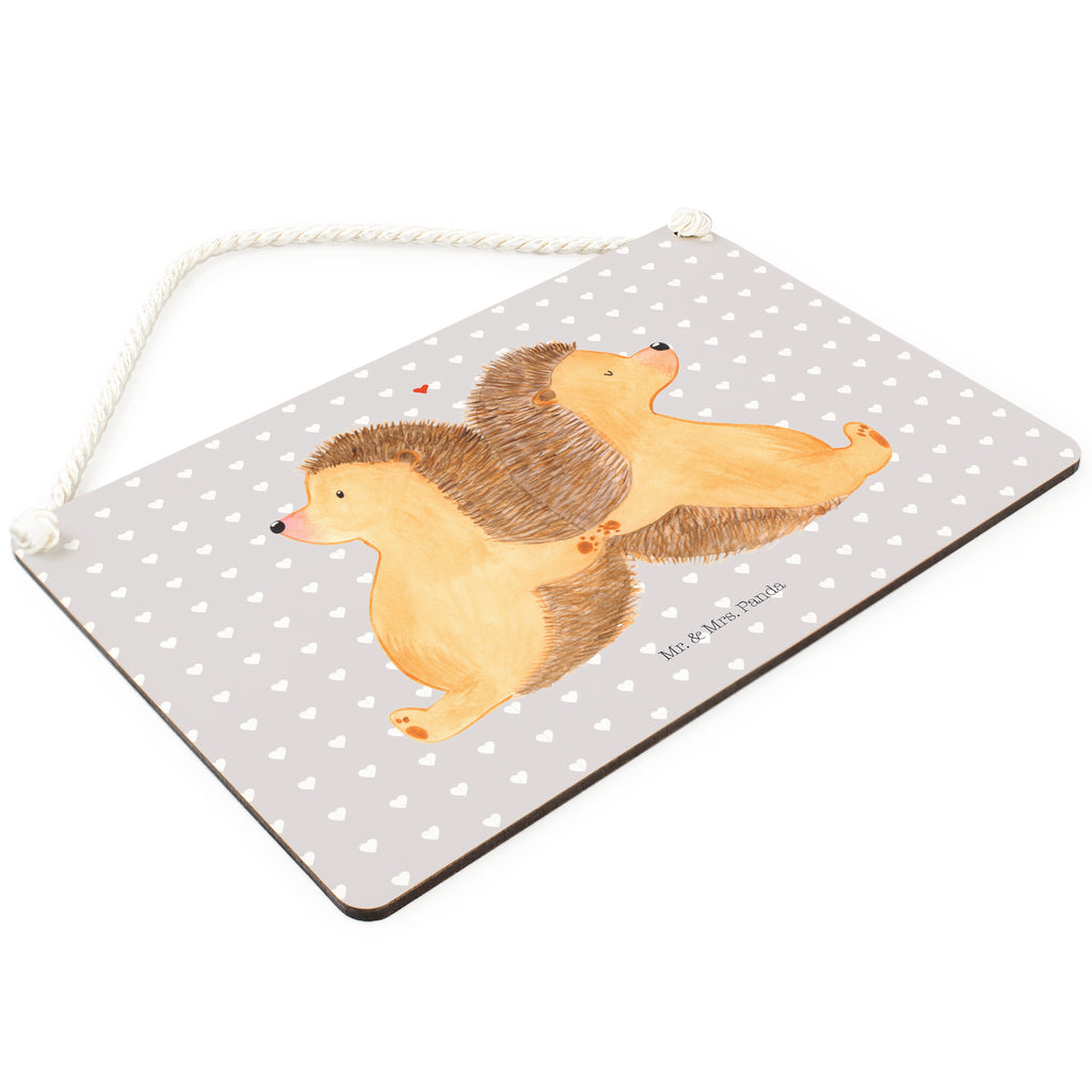 Deko Schild Igel händchenhaltend Dekoschild, Deko Schild, Schild, Tür Schild, Türschild, Holzschild, Wandschild, Wanddeko, Liebe, Partner, Freund, Freundin, Ehemann, Ehefrau, Heiraten, Verlobung, Heiratsantrag, Liebesgeschenk, Jahrestag, Hocheitstag, Igel, Igelliebe, Hand in Hand, Liebesbeweis, große Liebe, Liebesbotschaft, Hochzeit, Lieblingsmensch, Gemeinsamkeit, Love, Geschenk für zwei