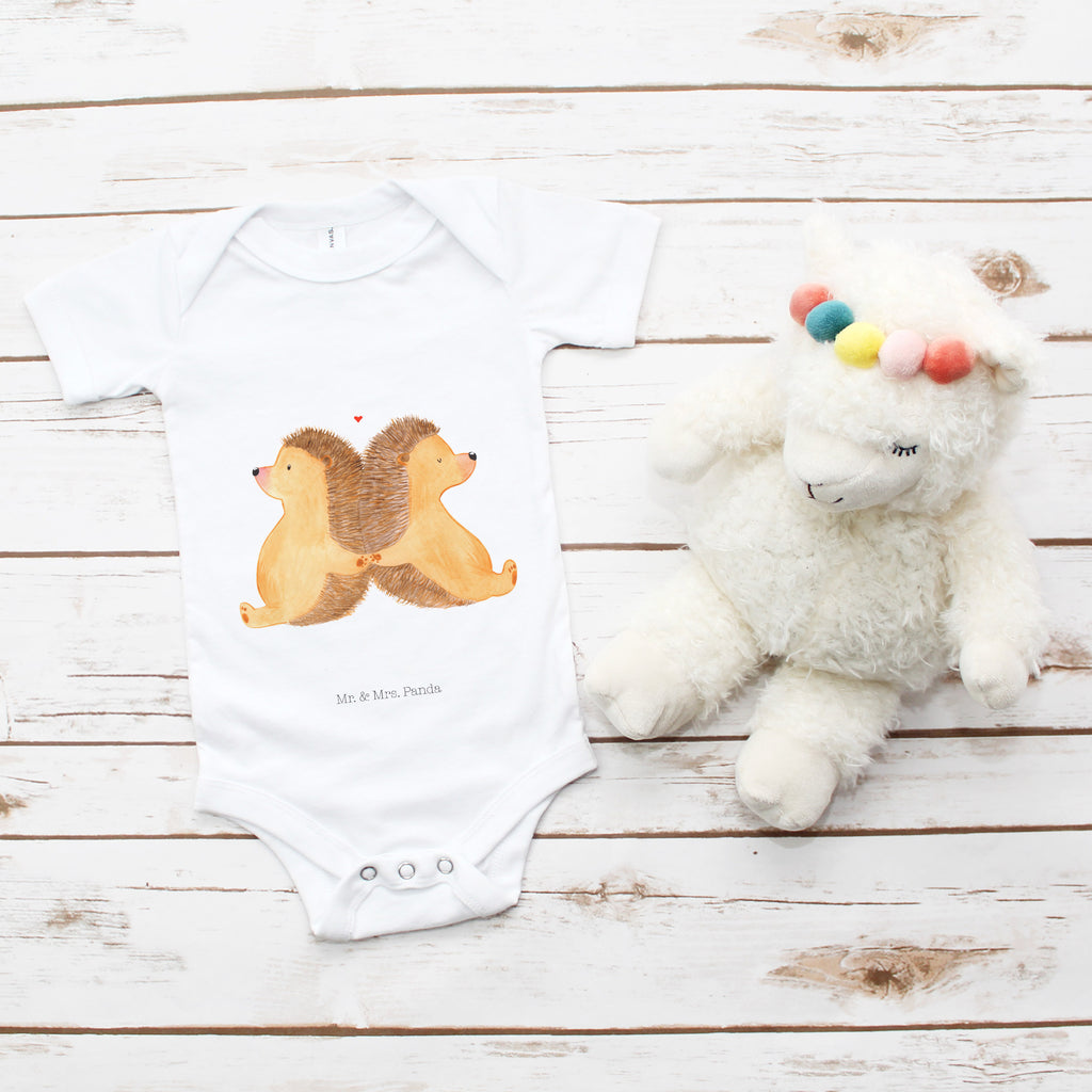 Organic Baby Body Igel händchenhaltend Babykleidung, Babystrampler, Strampler, Wickelbody, Baby Erstausstattung, Junge, Mädchen, Liebe, Partner, Freund, Freundin, Ehemann, Ehefrau, Heiraten, Verlobung, Heiratsantrag, Liebesgeschenk, Jahrestag, Hocheitstag, Igel, Igelliebe, Hand in Hand, Liebesbeweis, große Liebe, Liebesbotschaft, Hochzeit, Lieblingsmensch, Gemeinsamkeit, Love, Geschenk für zwei