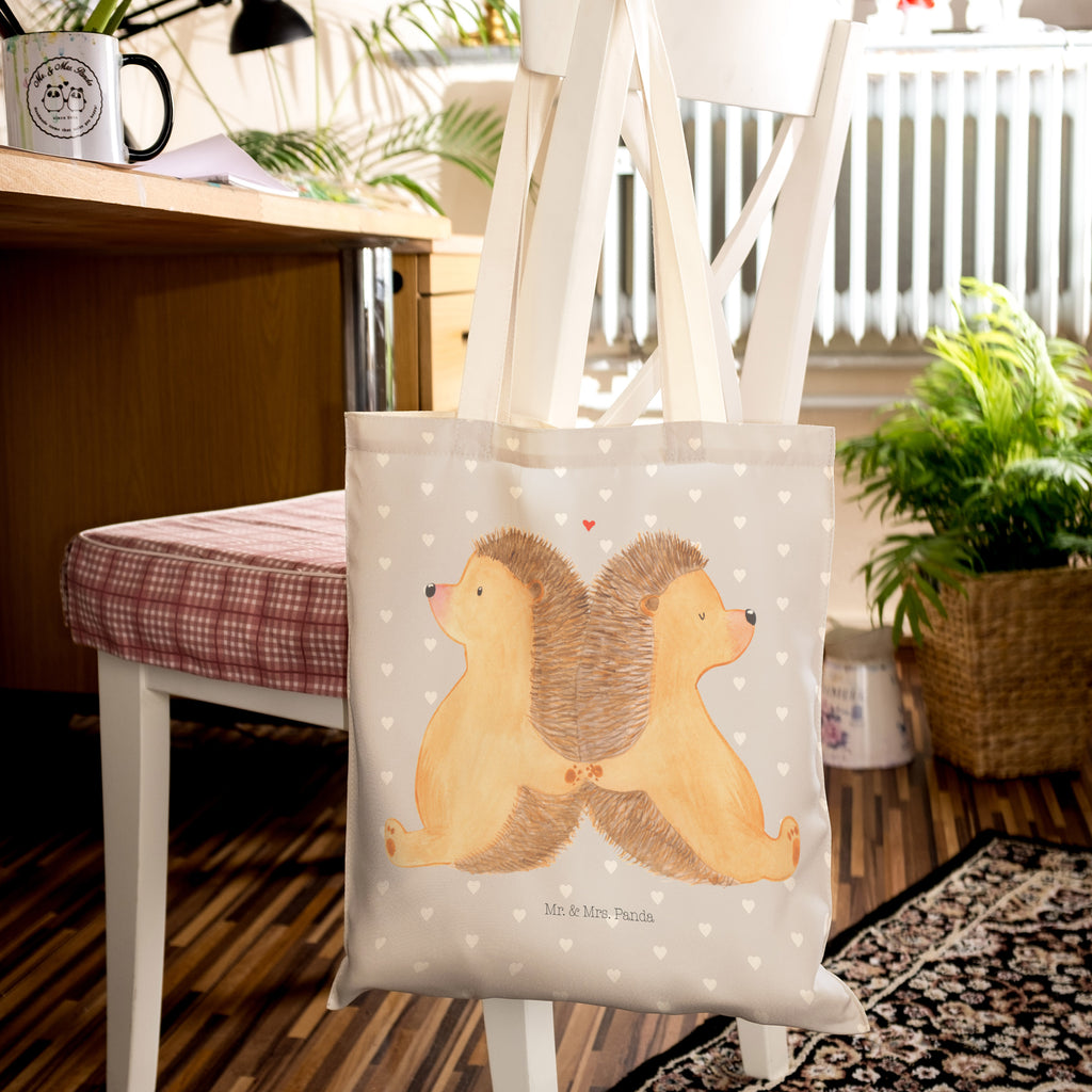 Einkaufstasche Igel händchenhaltend Tragetasche, Tasche, Beutel, Stofftasche, Baumwolltasche, Umhängetasche, Shopper, Liebe, Partner, Freund, Freundin, Ehemann, Ehefrau, Heiraten, Verlobung, Heiratsantrag, Liebesgeschenk, Jahrestag, Hocheitstag, Igel, Igelliebe, Hand in Hand, Liebesbeweis, große Liebe, Liebesbotschaft, Hochzeit, Lieblingsmensch, Gemeinsamkeit, Love, Geschenk für zwei