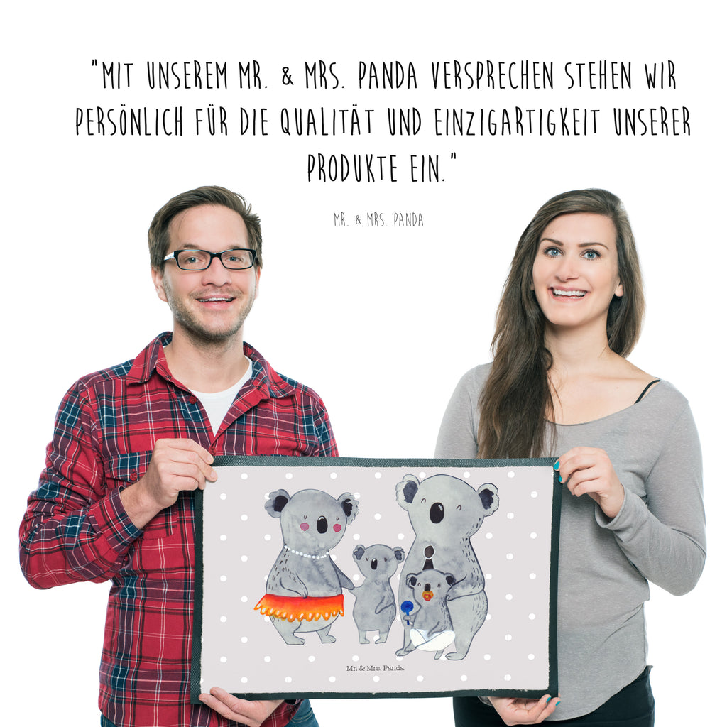 Fußmatte Koala Familie Koala, Koalas, Familie, Family, Mama, Papa, Kinder, Geschwister, Familienleben Türvorleger, Schmutzmatte, Fußabtreter, Matte, Schmutzfänger, Fußabstreifer, Schmutzfangmatte, Türmatte, Motivfußmatte,  Haustürmatte, Vorleger  Familie, Vatertag, Muttertag, Bruder, Schwester, Mama, Papa, Oma, Opa