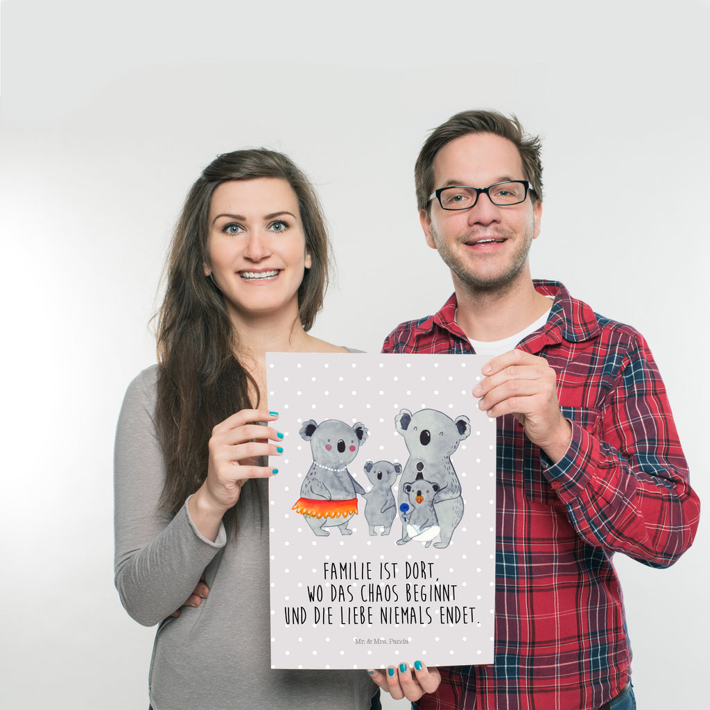Poster Koala Familie Poster, Wandposter, Bild, Wanddeko, Küchenposter, Kinderposter, Wanddeko Bild, Raumdekoration, Wanddekoration, Handgemaltes Poster, Mr. & Mrs. Panda Poster, Designposter, Kunstdruck, Posterdruck, Familie, Vatertag, Muttertag, Bruder, Schwester, Mama, Papa, Oma, Opa, Koala, Koalas, Family, Kinder, Geschwister, Familienleben