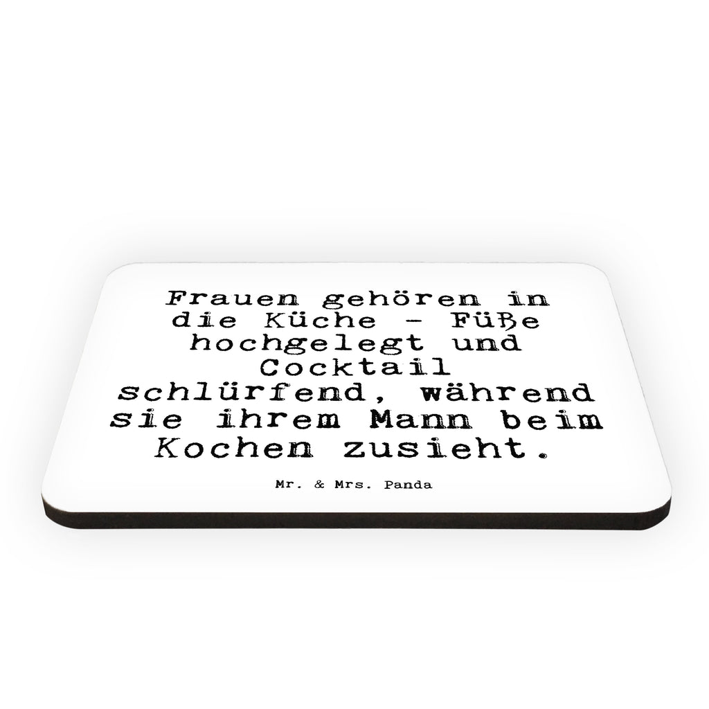 Magnet Sprüche und Zitate Frauen gehören in die Küche - Füße hochgelegt und Cocktail schlürfend, während sie ihrem Mann beim Kochen zusieht. Kühlschrankmagnet, Pinnwandmagnet, Souvenir Magnet, Motivmagnete, Dekomagnet, Whiteboard Magnet, Notiz Magnet, Kühlschrank Dekoration, Spruch, Sprüche, lustig, Weisheiten, Zitate, Spruch Sprüche Weisheiten Zitate Lustig Weisheit Worte