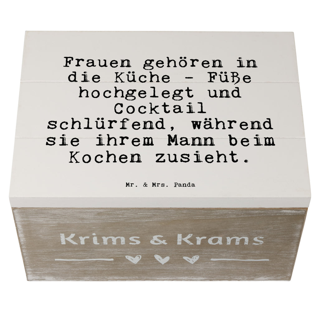 Holzkiste Sprüche und Zitate Frauen gehören in die Küche - Füße hochgelegt und Cocktail schlürfend, während sie ihrem Mann beim Kochen zusieht. Holzkiste, Kiste, Schatzkiste, Truhe, Schatulle, XXL, Erinnerungsbox, Erinnerungskiste, Dekokiste, Aufbewahrungsbox, Spruch, Sprüche, lustig, Weisheiten, Zitate, Spruch Sprüche Weisheiten Zitate Lustig Weisheit Worte