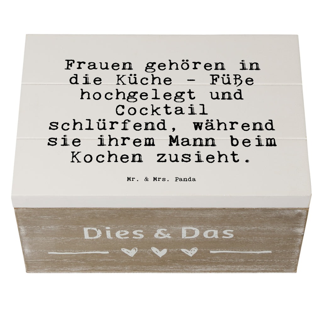 Holzkiste Sprüche und Zitate Frauen gehören in die Küche - Füße hochgelegt und Cocktail schlürfend, während sie ihrem Mann beim Kochen zusieht. Holzkiste, Kiste, Schatzkiste, Truhe, Schatulle, XXL, Erinnerungsbox, Erinnerungskiste, Dekokiste, Aufbewahrungsbox, Spruch, Sprüche, lustig, Weisheiten, Zitate, Spruch Sprüche Weisheiten Zitate Lustig Weisheit Worte