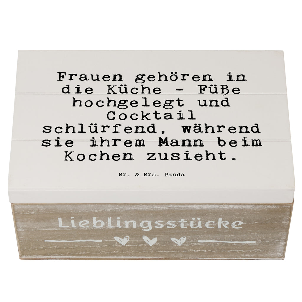 Holzkiste Sprüche und Zitate Frauen gehören in die Küche - Füße hochgelegt und Cocktail schlürfend, während sie ihrem Mann beim Kochen zusieht. Holzkiste, Kiste, Schatzkiste, Truhe, Schatulle, XXL, Erinnerungsbox, Erinnerungskiste, Dekokiste, Aufbewahrungsbox, Spruch, Sprüche, lustig, Weisheiten, Zitate, Spruch Sprüche Weisheiten Zitate Lustig Weisheit Worte