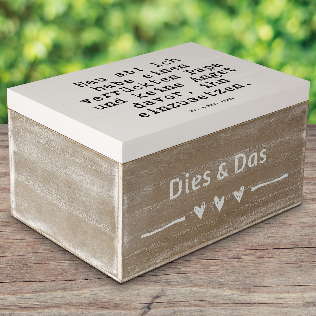 Holzkiste Sprüche und Zitate Hau ab! Ich habe einen verrückten Papa und keine Angst davor, ihn einzusetzen. Holzkiste, Kiste, Schatzkiste, Truhe, Schatulle, XXL, Erinnerungsbox, Erinnerungskiste, Dekokiste, Aufbewahrungsbox, Spruch, Sprüche, lustig, Weisheiten, Zitate, Spruch Sprüche Weisheiten Zitate Lustig Weisheit Worte