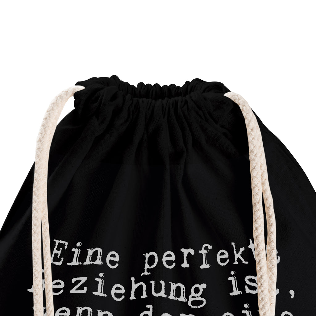 Sportbeutel Sprüche und Zitate Eine perfekte Beziehung ist, wenn der eine gut kochen kann und der andere immer hungrig ist. Sportbeutel, Turnbeutel, Beutel, Sporttasche, Tasche, Stoffbeutel, Sportbeutel Kinder, Spruch, Sprüche, lustig, Weisheiten, Zitate, Spruch Sprüche Weisheiten Zitate Lustig Weisheit Worte
