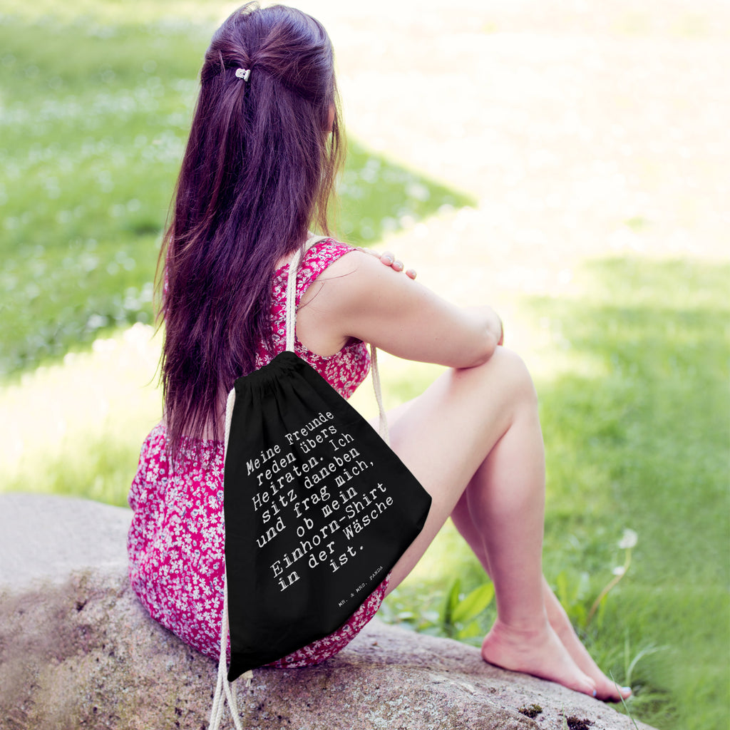 Sportbeutel Sprüche und Zitate Meine Freunde reden übers Heiraten. Ich sitz daneben und frag mich, ob mein Einhorn-Shirt in der Wäsche ist. Sportbeutel, Turnbeutel, Beutel, Sporttasche, Tasche, Stoffbeutel, Sportbeutel Kinder, Spruch, Sprüche, lustig, Weisheiten, Zitate, Spruch Sprüche Weisheiten Zitate Lustig Weisheit Worte