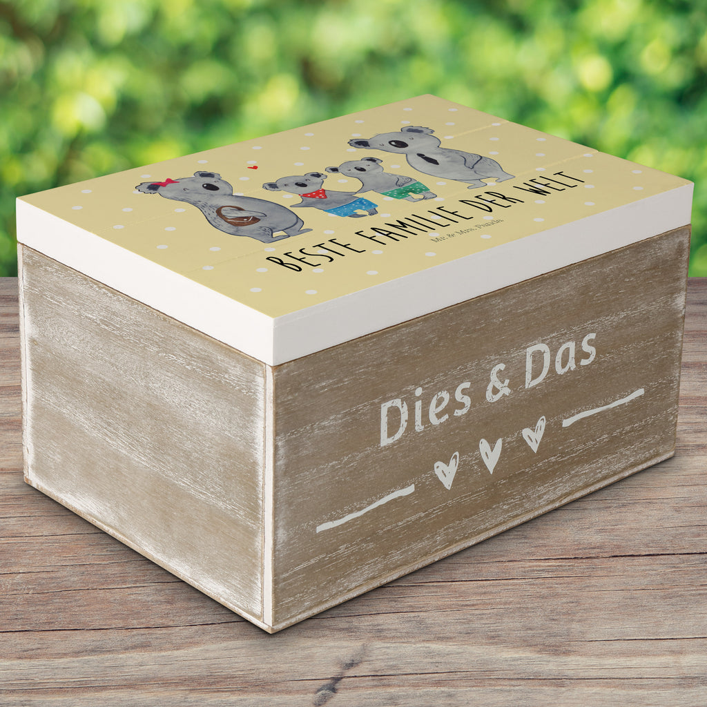 Holzkiste Koala Familie zwei Holzkiste, Kiste, Schatzkiste, Truhe, Schatulle, XXL, Erinnerungsbox, Erinnerungskiste, Dekokiste, Aufbewahrungsbox, Familie, Vatertag, Muttertag, Bruder, Schwester, Mama, Papa, Oma, Opa, Koala, Koalabär, beste Familie, Familienzeit, Familienleben, Koalafamilie, Lieblingsfamilie