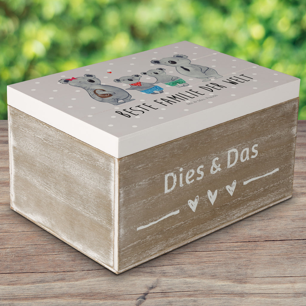 Holzkiste Koala Familie zwei Holzkiste, Kiste, Schatzkiste, Truhe, Schatulle, XXL, Erinnerungsbox, Erinnerungskiste, Dekokiste, Aufbewahrungsbox, Familie, Vatertag, Muttertag, Bruder, Schwester, Mama, Papa, Oma, Opa, Koala, Koalabär, beste Familie, Familienzeit, Familienleben, Koalafamilie, Lieblingsfamilie