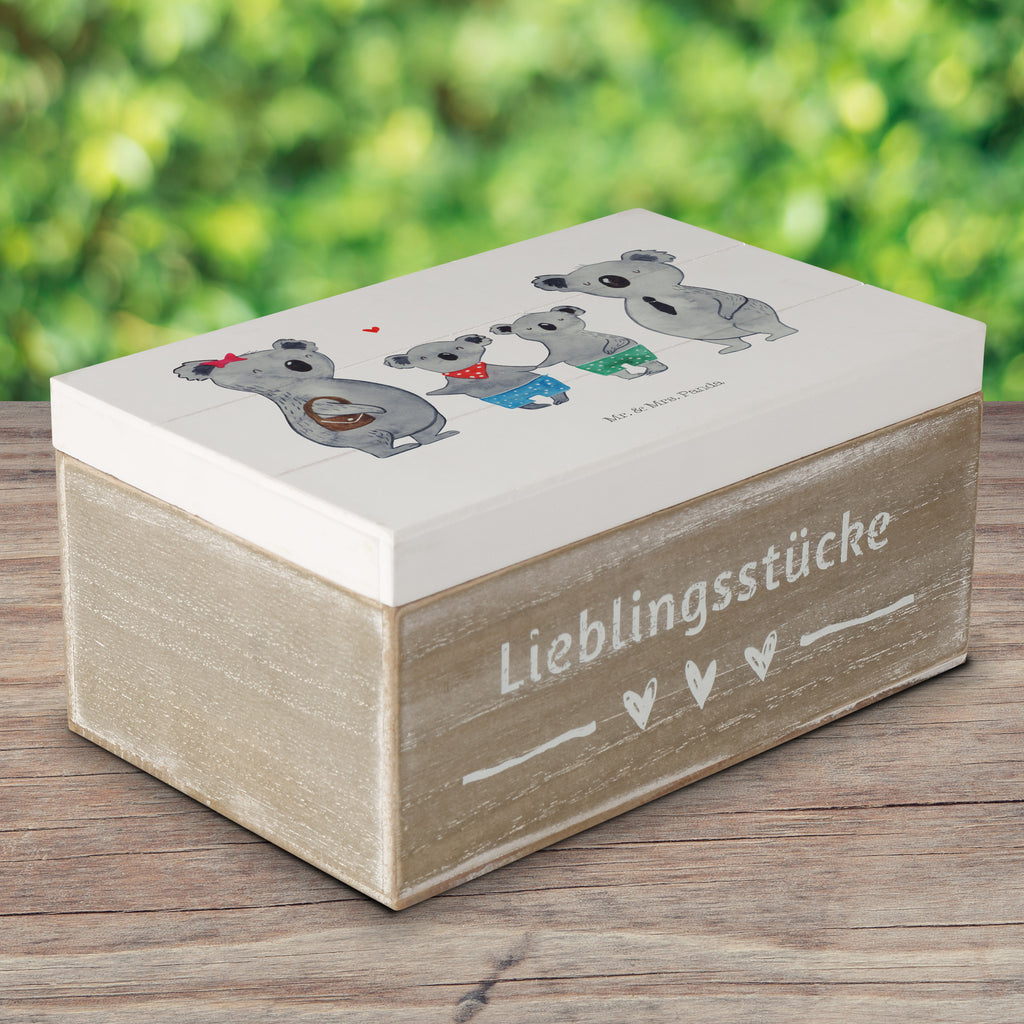 Holzkiste Koala Familie zwei Holzkiste, Kiste, Schatzkiste, Truhe, Schatulle, XXL, Erinnerungsbox, Erinnerungskiste, Dekokiste, Aufbewahrungsbox, Familie, Vatertag, Muttertag, Bruder, Schwester, Mama, Papa, Oma, Opa, Koala, Koalabär, beste Familie, Familienzeit, Familienleben, Koalafamilie, Lieblingsfamilie