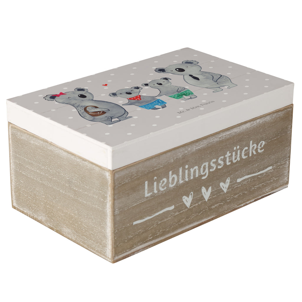 Holzkiste Koala Familie zwei Holzkiste, Kiste, Schatzkiste, Truhe, Schatulle, XXL, Erinnerungsbox, Erinnerungskiste, Dekokiste, Aufbewahrungsbox, Familie, Vatertag, Muttertag, Bruder, Schwester, Mama, Papa, Oma, Opa, Koala, Koalabär, beste Familie, Familienzeit, Familienleben, Koalafamilie, Lieblingsfamilie
