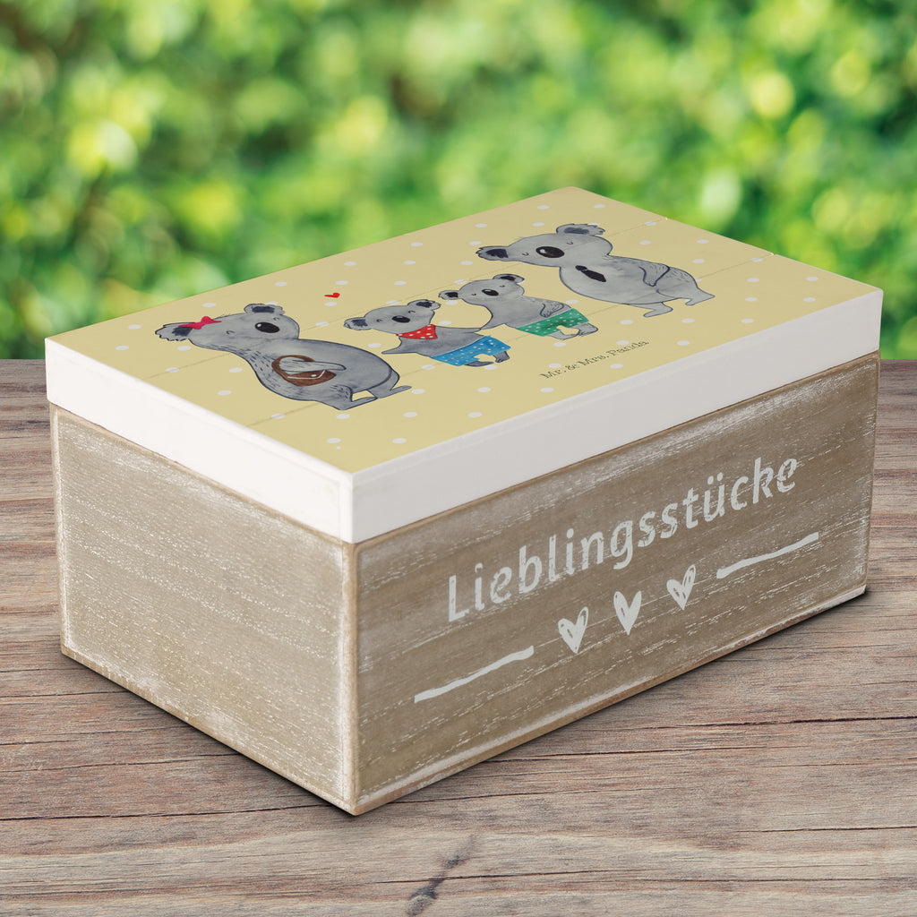 Holzkiste Koala Familie zwei Holzkiste, Kiste, Schatzkiste, Truhe, Schatulle, XXL, Erinnerungsbox, Erinnerungskiste, Dekokiste, Aufbewahrungsbox, Familie, Vatertag, Muttertag, Bruder, Schwester, Mama, Papa, Oma, Opa, Koala, Koalabär, beste Familie, Familienzeit, Familienleben, Koalafamilie, Lieblingsfamilie