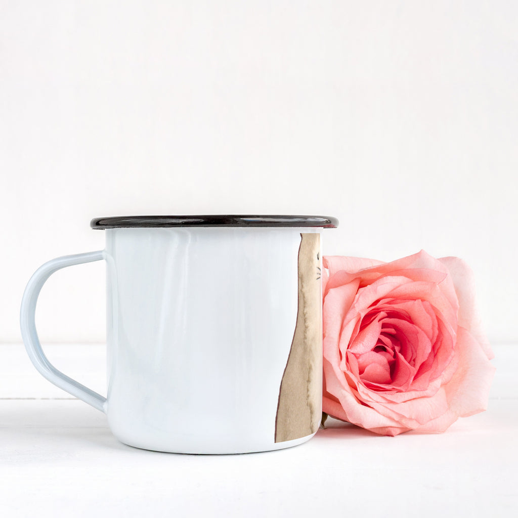 XL Emaille Tasse Katze sitzend XL Emaille Tasse, Metalltasse, Kaffeetasse, Tasse, Becher, Kaffeebecher, Camping, Campingbecher, Tassendruck, Metall-Tasse, Deko-Becher, emailliert, Outdoor Tasse, Trinkbecher, bruchsicher, Emaille-Optik, Motivtasse, Outdoor Kaffeetasse, Katze, Katzenmotiv, Katzenfan, Katzendeko, Katzenfreund, Katzenliebhaber, Katzenprodukte, Katzenartikel, Katzenaccessoires, Katzensouvenirs, Katzenliebhaberprodukte, Katzenmotive, Katzen, Kater, Mietze, Cat, Cats, Katzenhalter, Katzenbesitzerin, Haustier, Katzenliebe, Lebensinhalt, Liebe, Mittelpunkt, Familie