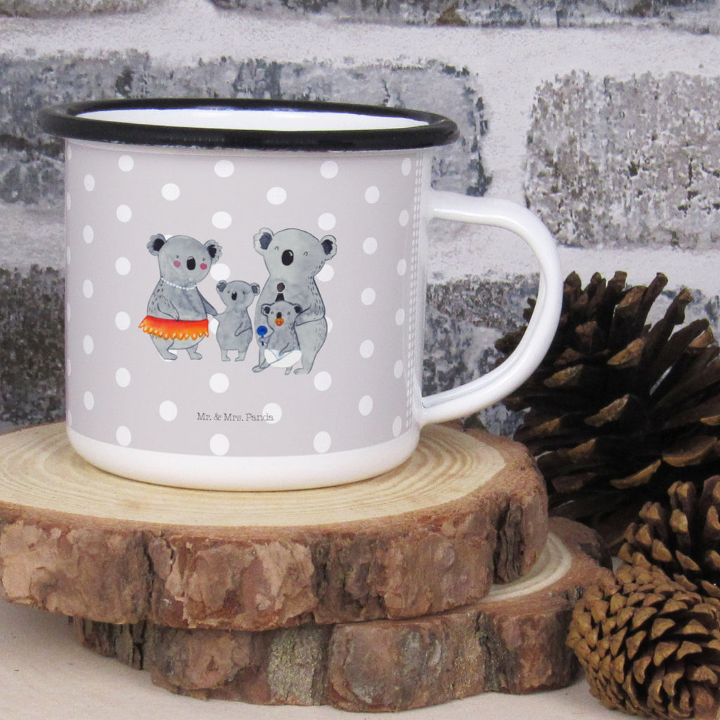 XL Emaille Tasse Koala Familie XL Emaille Tasse, Metalltasse, Kaffeetasse, Tasse, Becher, Kaffeebecher, Camping, Campingbecher, Tassendruck, Metall-Tasse, Deko-Becher, emailliert, Outdoor Tasse, Trinkbecher, bruchsicher, Emaille-Optik, Motivtasse, Outdoor Kaffeetasse, Familie, Vatertag, Muttertag, Bruder, Schwester, Mama, Papa, Oma, Opa, Koala, Koalas, Family, Kinder, Geschwister, Familienleben