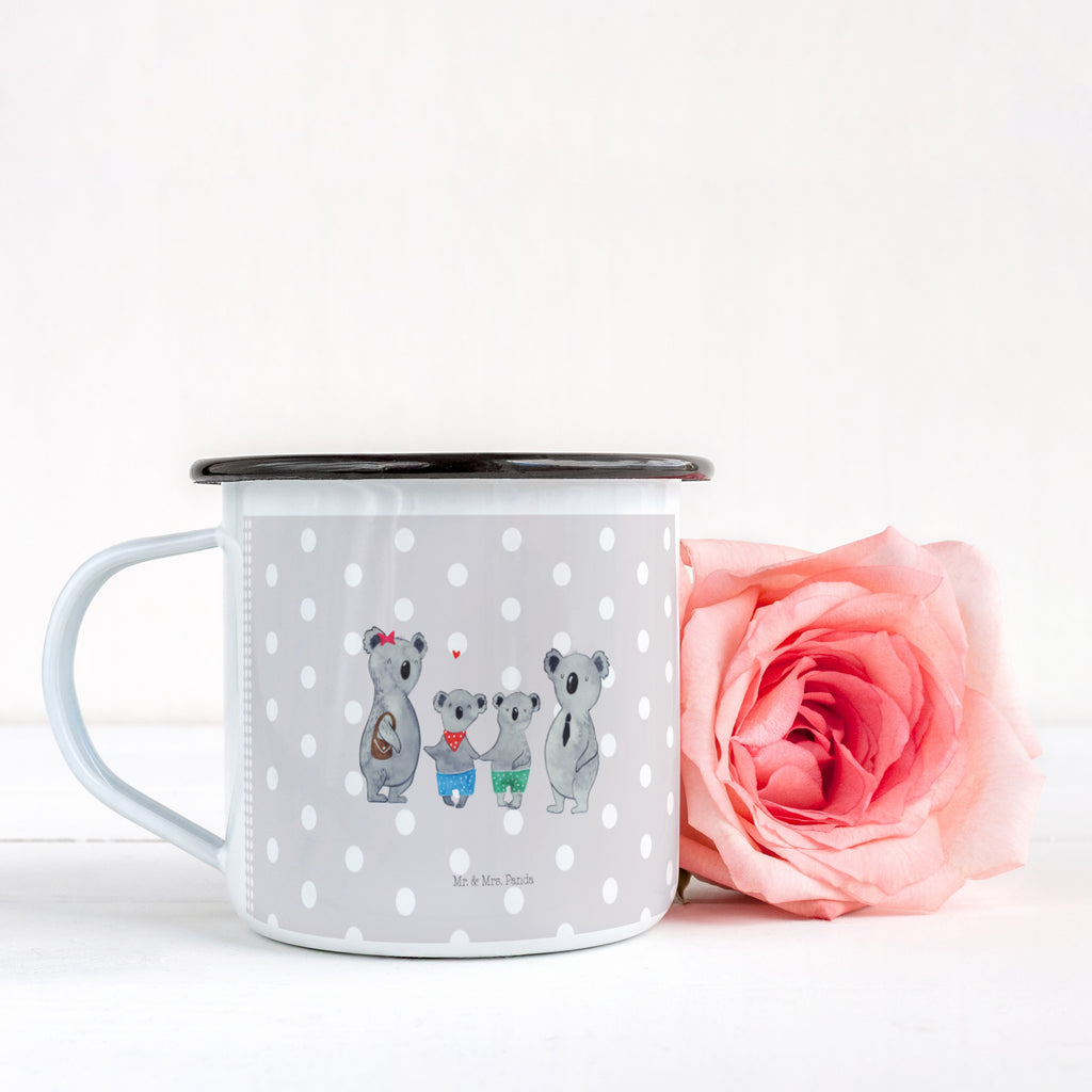 XL Emaille Tasse Koala Familie zwei XL Emaille Tasse, Metalltasse, Kaffeetasse, Tasse, Becher, Kaffeebecher, Camping, Campingbecher, Tassendruck, Metall-Tasse, Deko-Becher, emailliert, Outdoor Tasse, Trinkbecher, bruchsicher, Emaille-Optik, Motivtasse, Outdoor Kaffeetasse, Familie, Vatertag, Muttertag, Bruder, Schwester, Mama, Papa, Oma, Opa, Koala, Koalabär, beste Familie, Familienzeit, Familienleben, Koalafamilie, Lieblingsfamilie