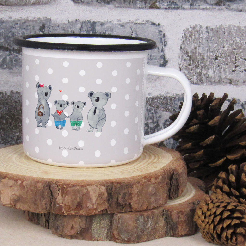 XL Emaille Tasse Koala Familie zwei XL Emaille Tasse, Metalltasse, Kaffeetasse, Tasse, Becher, Kaffeebecher, Camping, Campingbecher, Tassendruck, Metall-Tasse, Deko-Becher, emailliert, Outdoor Tasse, Trinkbecher, bruchsicher, Emaille-Optik, Motivtasse, Outdoor Kaffeetasse, Familie, Vatertag, Muttertag, Bruder, Schwester, Mama, Papa, Oma, Opa, Koala, Koalabär, beste Familie, Familienzeit, Familienleben, Koalafamilie, Lieblingsfamilie