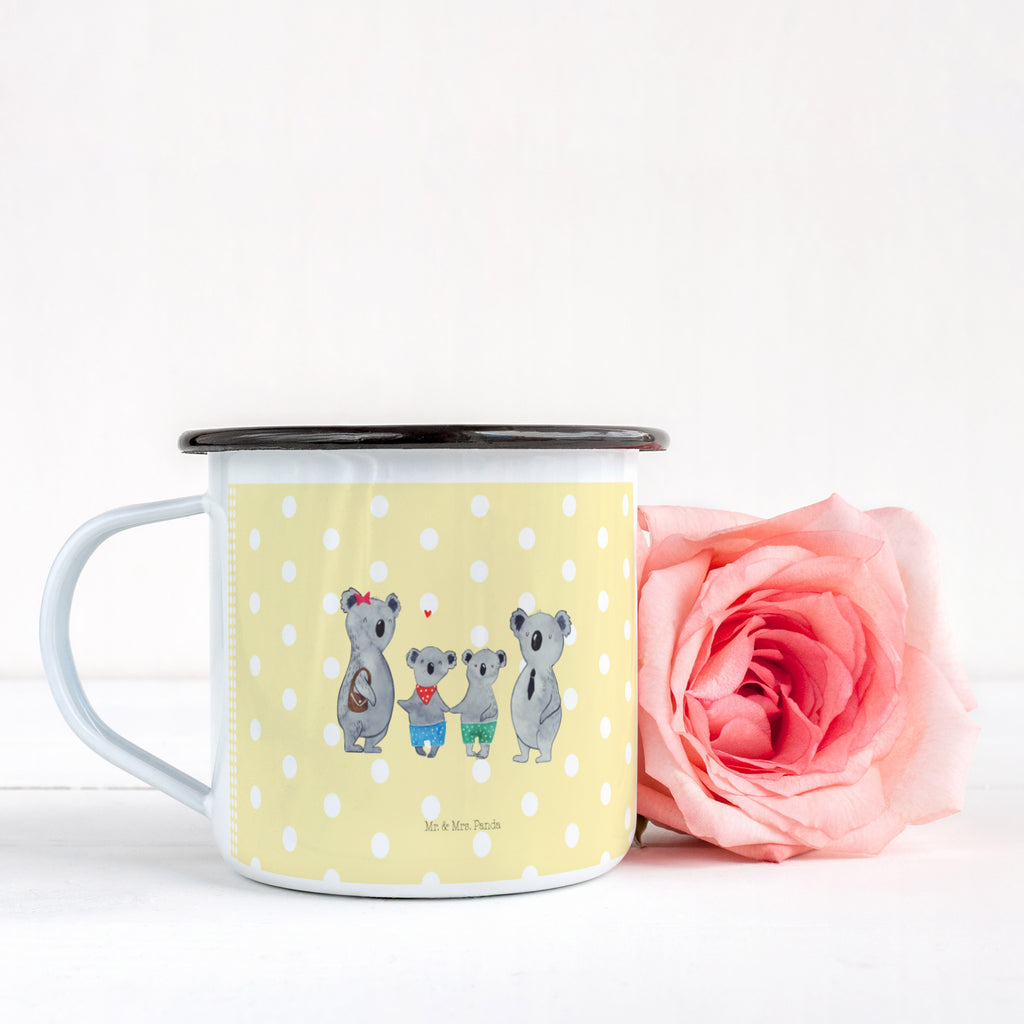 XL Emaille Tasse Koala Familie zwei XL Emaille Tasse, Metalltasse, Kaffeetasse, Tasse, Becher, Kaffeebecher, Camping, Campingbecher, Tassendruck, Metall-Tasse, Deko-Becher, emailliert, Outdoor Tasse, Trinkbecher, bruchsicher, Emaille-Optik, Motivtasse, Outdoor Kaffeetasse, Familie, Vatertag, Muttertag, Bruder, Schwester, Mama, Papa, Oma, Opa, Koala, Koalabär, beste Familie, Familienzeit, Familienleben, Koalafamilie, Lieblingsfamilie