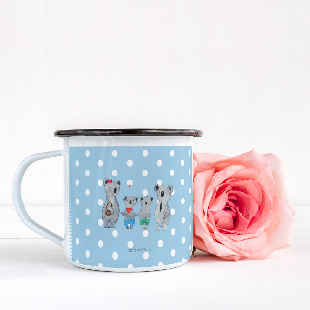 XL Emaille Tasse Koala Familie zwei XL Emaille Tasse, Metalltasse, Kaffeetasse, Tasse, Becher, Kaffeebecher, Camping, Campingbecher, Tassendruck, Metall-Tasse, Deko-Becher, emailliert, Outdoor Tasse, Trinkbecher, bruchsicher, Emaille-Optik, Motivtasse, Outdoor Kaffeetasse, Familie, Vatertag, Muttertag, Bruder, Schwester, Mama, Papa, Oma, Opa, Koala, Koalabär, beste Familie, Familienzeit, Familienleben, Koalafamilie, Lieblingsfamilie
