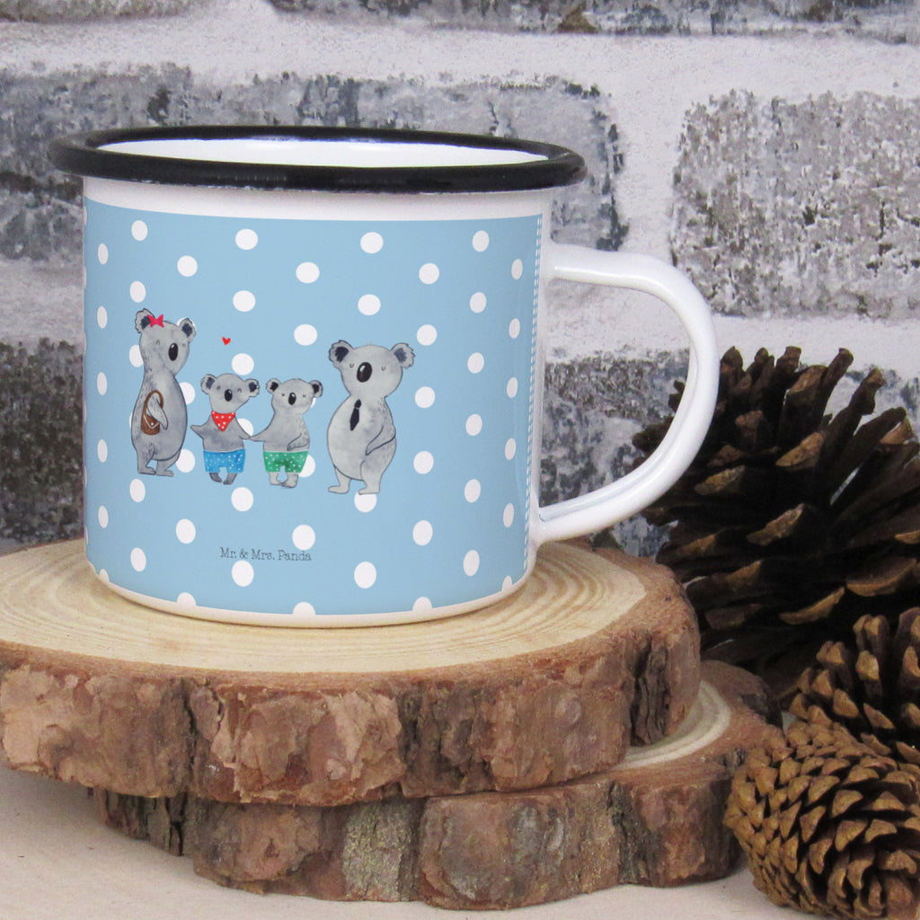 XL Emaille Tasse Koala Familie zwei XL Emaille Tasse, Metalltasse, Kaffeetasse, Tasse, Becher, Kaffeebecher, Camping, Campingbecher, Tassendruck, Metall-Tasse, Deko-Becher, emailliert, Outdoor Tasse, Trinkbecher, bruchsicher, Emaille-Optik, Motivtasse, Outdoor Kaffeetasse, Familie, Vatertag, Muttertag, Bruder, Schwester, Mama, Papa, Oma, Opa, Koala, Koalabär, beste Familie, Familienzeit, Familienleben, Koalafamilie, Lieblingsfamilie