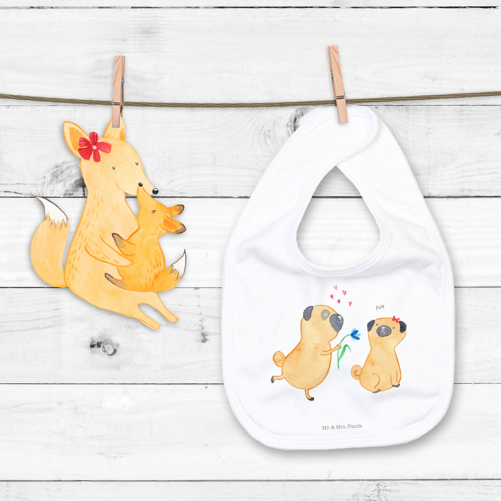 Organic Babylätzchen Mops verliebt Baby, Lätzchen, Spucktuch, Sabberlätzchen, Klettlätzchen, Babygeschenk, Baby Lätzchen, Geschenk für Geburt, Geschenk zur Geburt, Baby Spucktuch, Babyausstattung, Geschenkidee für Babyparty, Hund, Hundemotiv, Haustier, Hunderasse, Tierliebhaber, Hundebesitzer, Sprüche, Mops, Möpse, Hundeliebe, verliebt, Liebe, Liebesspruch. Verlobt, Geschenk Freund, Partner