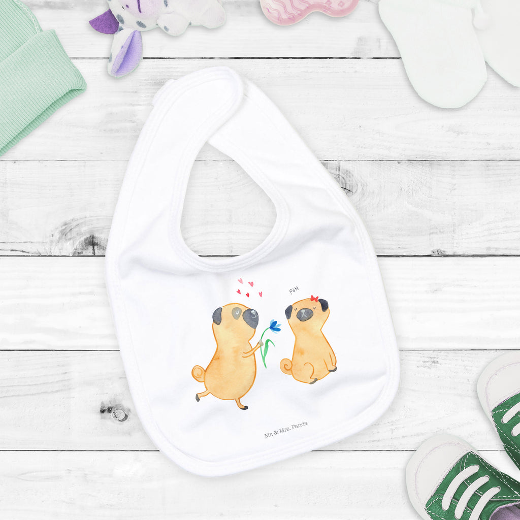 Organic Babylätzchen Mops verliebt Baby, Lätzchen, Spucktuch, Sabberlätzchen, Klettlätzchen, Babygeschenk, Baby Lätzchen, Geschenk für Geburt, Geschenk zur Geburt, Baby Spucktuch, Babyausstattung, Geschenkidee für Babyparty, Hund, Hundemotiv, Haustier, Hunderasse, Tierliebhaber, Hundebesitzer, Sprüche, Mops, Möpse, Hundeliebe, verliebt, Liebe, Liebesspruch. Verlobt, Geschenk Freund, Partner