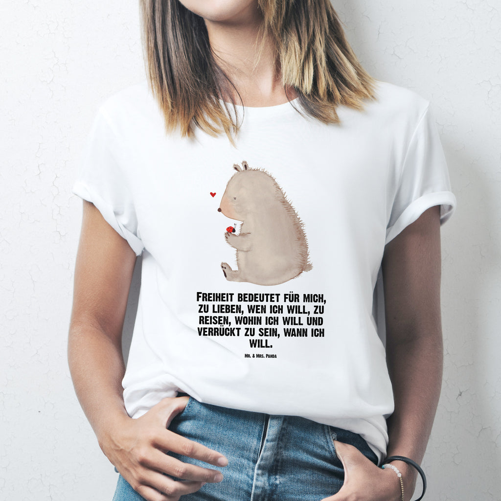 Größe L T-Shirt Bär mit Marienkäfer T-Shirt, Shirt, Tshirt, Lustiges T-Shirt, T-Shirt mit Spruch, Party, Junggesellenabschied, Jubiläum, Geburstag, Herrn, Damen, Männer, Frauen, Schlafshirt, Nachthemd, Sprüche, Bär, Teddy, Teddybär, Marienkäfer, Liebe, Freiheit, Motivation, Das Leben ist schön