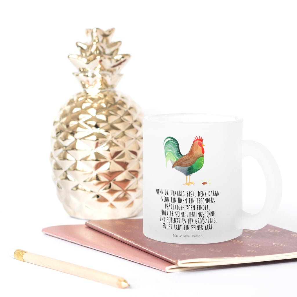 Teetasse Hahn mit Korn Teetasse, Teeglas, Teebecher, Tasse mit Henkel, Tasse, Glas Teetasse, Teetasse aus Glas, Bauernhof, Hoftiere, Landwirt, Landwirtin, Hahn, Korn, Henne, Eier, Natur
