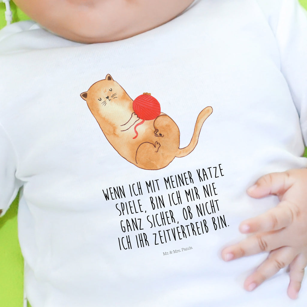 Organic Baby Shirt Katzen Wollknäul Baby T-Shirt, Jungen Baby T-Shirt, Mädchen Baby T-Shirt, Shirt, Katze, Katzenmotiv, Katzenfan, Katzendeko, Katzenfreund, Katzenliebhaber, Katzenprodukte, Katzenartikel, Katzenaccessoires, Katzensouvenirs, Katzenliebhaberprodukte, Katzenmotive, Katzen, Kater, Mietze, Cat, Cats, Katzenhalter, Katzenbesitzerin, Haustier, Wollknäuel, Wolle, Spielen, Spiel, verspielt