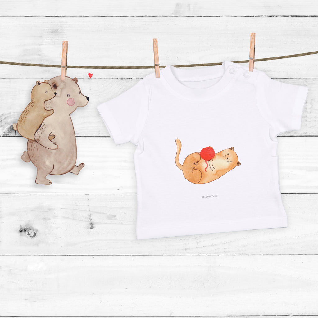 Organic Baby Shirt Katzen Wollknäul Baby T-Shirt, Jungen Baby T-Shirt, Mädchen Baby T-Shirt, Shirt, Katze, Katzenmotiv, Katzenfan, Katzendeko, Katzenfreund, Katzenliebhaber, Katzenprodukte, Katzenartikel, Katzenaccessoires, Katzensouvenirs, Katzenliebhaberprodukte, Katzenmotive, Katzen, Kater, Mietze, Cat, Cats, Katzenhalter, Katzenbesitzerin, Haustier, Wollknäuel, Wolle, Spielen, Spiel, verspielt