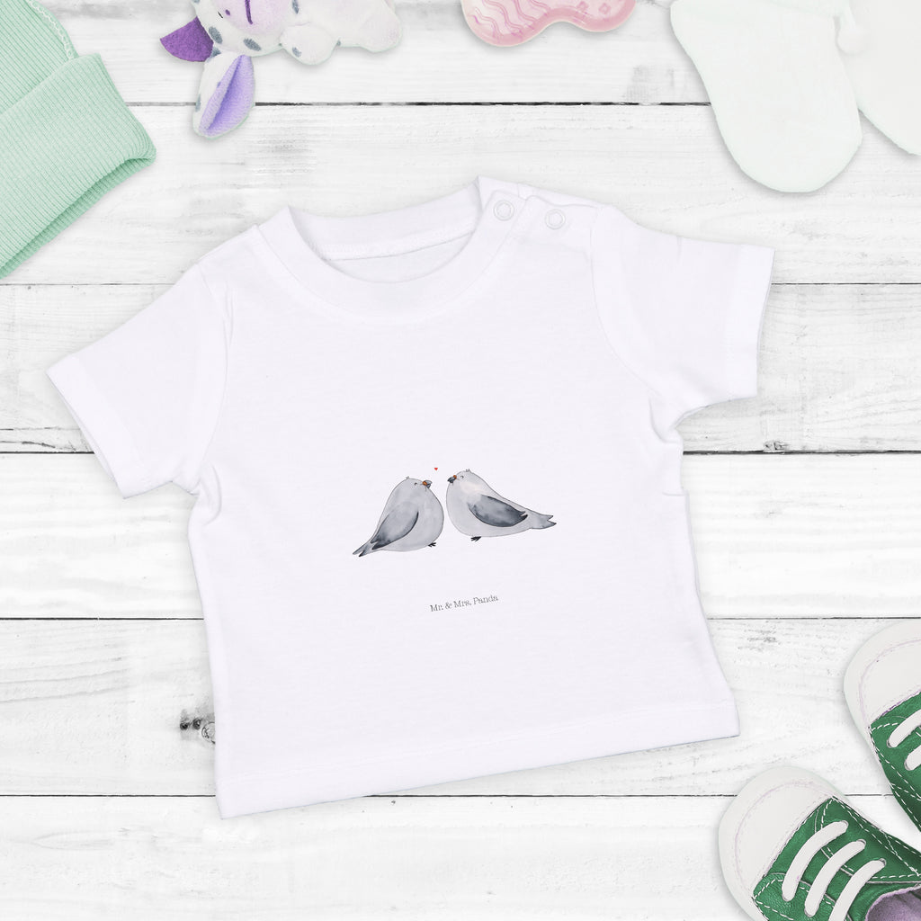 Organic Baby Shirt Turteltauben Liebe Baby T-Shirt, Jungen Baby T-Shirt, Mädchen Baby T-Shirt, Shirt, Liebe, Partner, Freund, Freundin, Ehemann, Ehefrau, Heiraten, Verlobung, Heiratsantrag, Liebesgeschenk, Jahrestag, Hocheitstag, Turteltauben, Turteltäubchen, Tauben, Verliebt, Verlobt, Verheiratet, Geschenk Freundin, Geschenk Freund, Liebesbeweis, Hochzeitstag, Geschenk Hochzeit