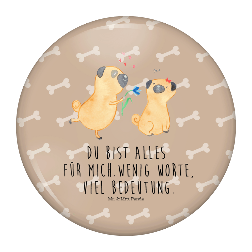 50mm Button Mops verliebt 50mm Button, Button, Pin, Anstecknadel, Hund, Hundemotiv, Haustier, Hunderasse, Tierliebhaber, Hundebesitzer, Sprüche, Mops, Möpse, Hundeliebe, verliebt, Liebe, Liebesspruch. Verlobt, Geschenk Freund, Partner