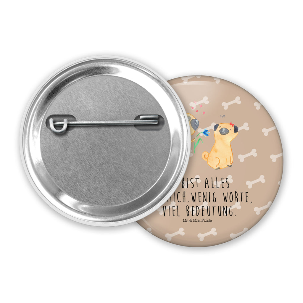 50mm Button Mops verliebt 50mm Button, Button, Pin, Anstecknadel, Hund, Hundemotiv, Haustier, Hunderasse, Tierliebhaber, Hundebesitzer, Sprüche, Mops, Möpse, Hundeliebe, verliebt, Liebe, Liebesspruch. Verlobt, Geschenk Freund, Partner