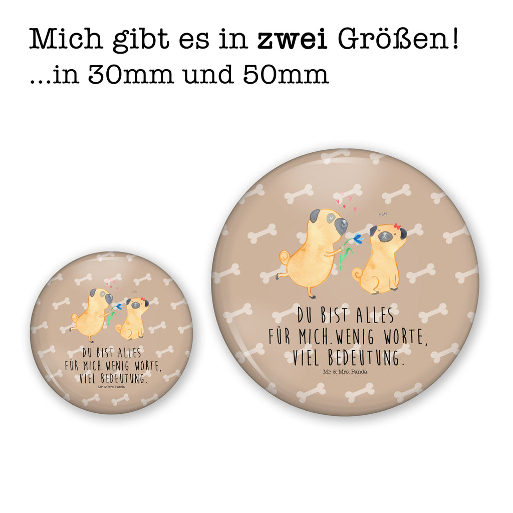 50mm Button Mops verliebt 50mm Button, Button, Pin, Anstecknadel, Hund, Hundemotiv, Haustier, Hunderasse, Tierliebhaber, Hundebesitzer, Sprüche, Mops, Möpse, Hundeliebe, verliebt, Liebe, Liebesspruch. Verlobt, Geschenk Freund, Partner