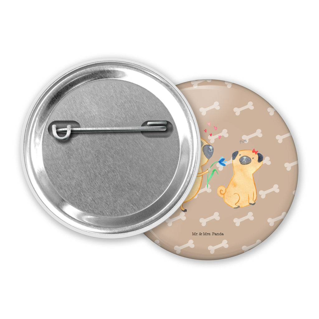 50mm Button Mops verliebt 50mm Button, Button, Pin, Anstecknadel, Hund, Hundemotiv, Haustier, Hunderasse, Tierliebhaber, Hundebesitzer, Sprüche, Mops, Möpse, Hundeliebe, verliebt, Liebe, Liebesspruch. Verlobt, Geschenk Freund, Partner