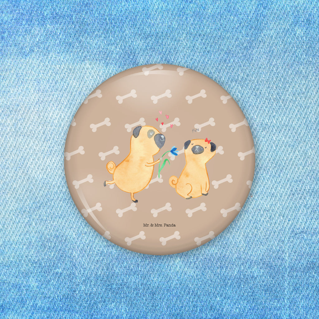 50mm Button Mops verliebt 50mm Button, Button, Pin, Anstecknadel, Hund, Hundemotiv, Haustier, Hunderasse, Tierliebhaber, Hundebesitzer, Sprüche, Mops, Möpse, Hundeliebe, verliebt, Liebe, Liebesspruch. Verlobt, Geschenk Freund, Partner