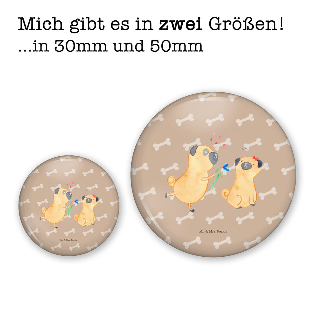 50mm Button Mops verliebt 50mm Button, Button, Pin, Anstecknadel, Hund, Hundemotiv, Haustier, Hunderasse, Tierliebhaber, Hundebesitzer, Sprüche, Mops, Möpse, Hundeliebe, verliebt, Liebe, Liebesspruch. Verlobt, Geschenk Freund, Partner