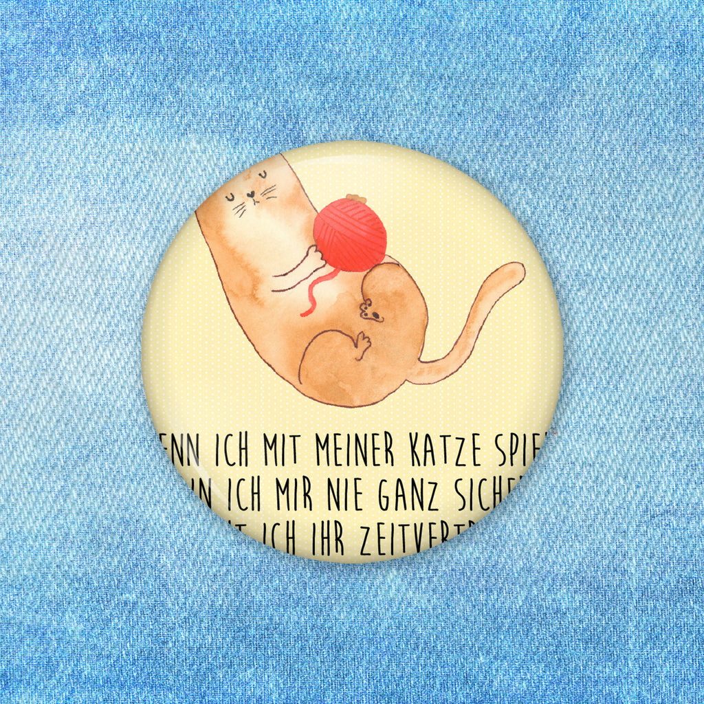 50mm Button Katzen Wollknäul 50mm Button, Button, Pin, Anstecknadel, Katze, Katzenmotiv, Katzenfan, Katzendeko, Katzenfreund, Katzenliebhaber, Katzenprodukte, Katzenartikel, Katzenaccessoires, Katzensouvenirs, Katzenliebhaberprodukte, Katzenmotive, Katzen, Kater, Mietze, Cat, Cats, Katzenhalter, Katzenbesitzerin, Haustier, Wollknäuel, Wolle, Spielen, Spiel, verspielt
