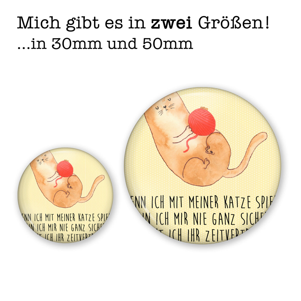 50mm Button Katzen Wollknäul 50mm Button, Button, Pin, Anstecknadel, Katze, Katzenmotiv, Katzenfan, Katzendeko, Katzenfreund, Katzenliebhaber, Katzenprodukte, Katzenartikel, Katzenaccessoires, Katzensouvenirs, Katzenliebhaberprodukte, Katzenmotive, Katzen, Kater, Mietze, Cat, Cats, Katzenhalter, Katzenbesitzerin, Haustier, Wollknäuel, Wolle, Spielen, Spiel, verspielt
