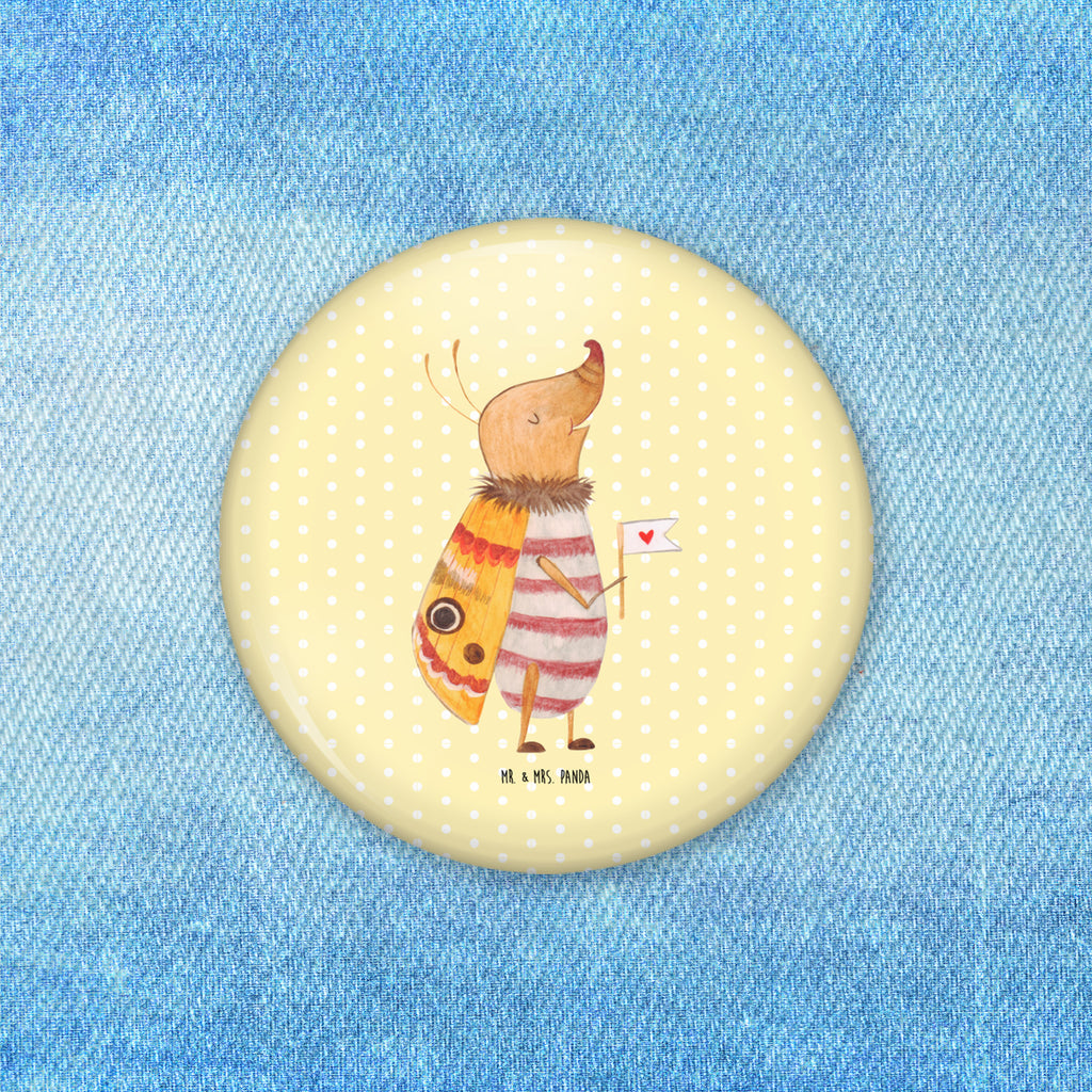 50mm Button Nachtfalter mit Fähnchen 50mm Button, Button, Pin, Anstecknadel, Tiermotive, Gute Laune, lustige Sprüche, Tiere, Nachtfalter, Käfer, Spruch lustig, Spruch witzig, süß, niedlich, Küche Deko, Was kostet die Welt