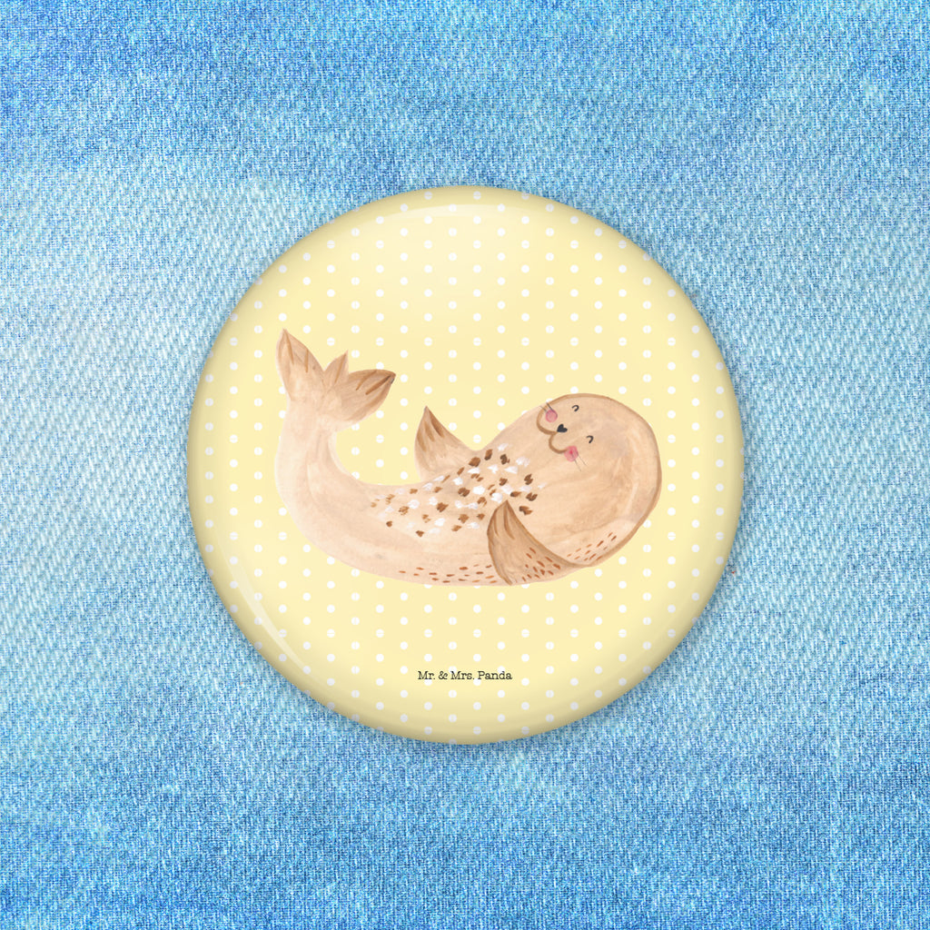 50mm Button Robbe liegend 50mm Button, Button, Pin, Anstecknadel, Tiermotive, Gute Laune, lustige Sprüche, Tiere, Robbe, Robben, Seehund, Strand, Meerestier, Ostsee, Nordsee, Lachen, Freude