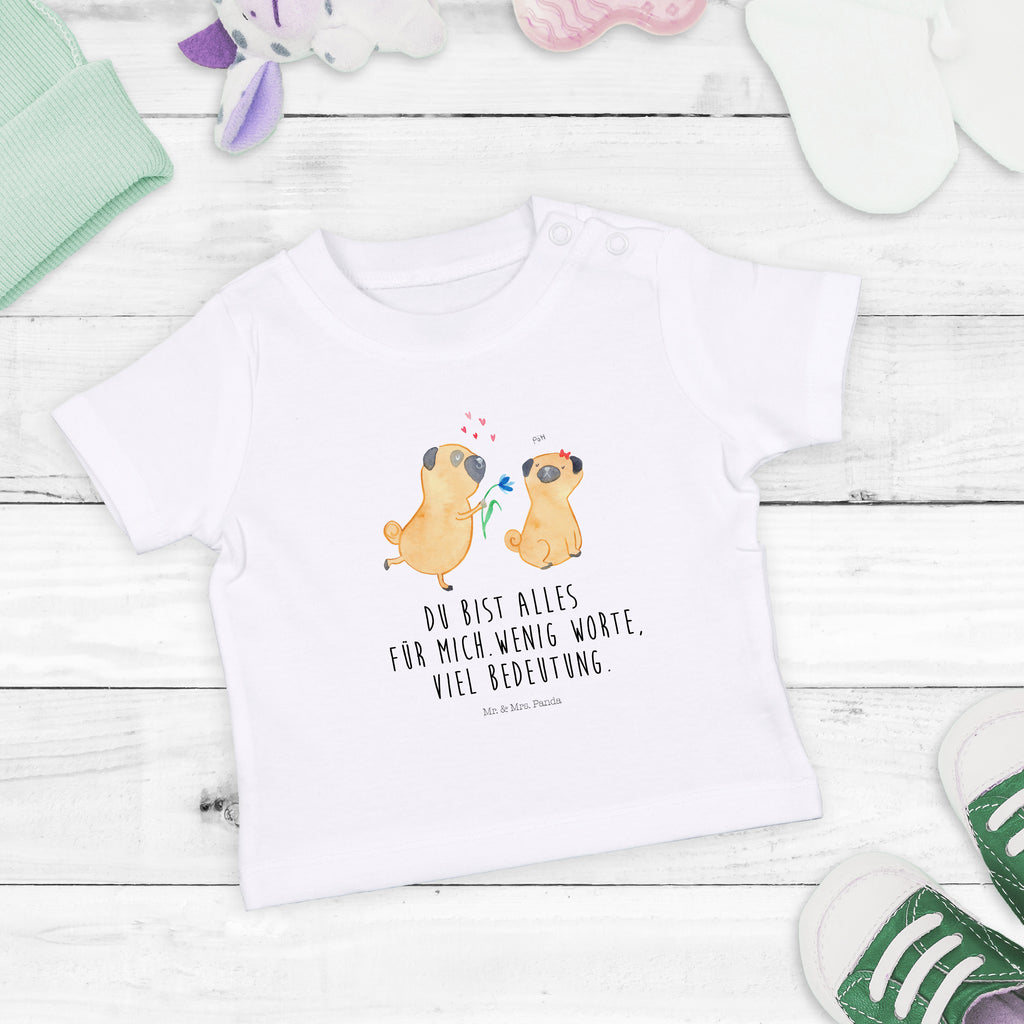 Organic Baby Shirt Mops verliebt Baby T-Shirt, Jungen Baby T-Shirt, Mädchen Baby T-Shirt, Shirt, Hund, Hundemotiv, Haustier, Hunderasse, Tierliebhaber, Hundebesitzer, Sprüche, Mops, Möpse, Hundeliebe, verliebt, Liebe, Liebesspruch. Verlobt, Geschenk Freund, Partner