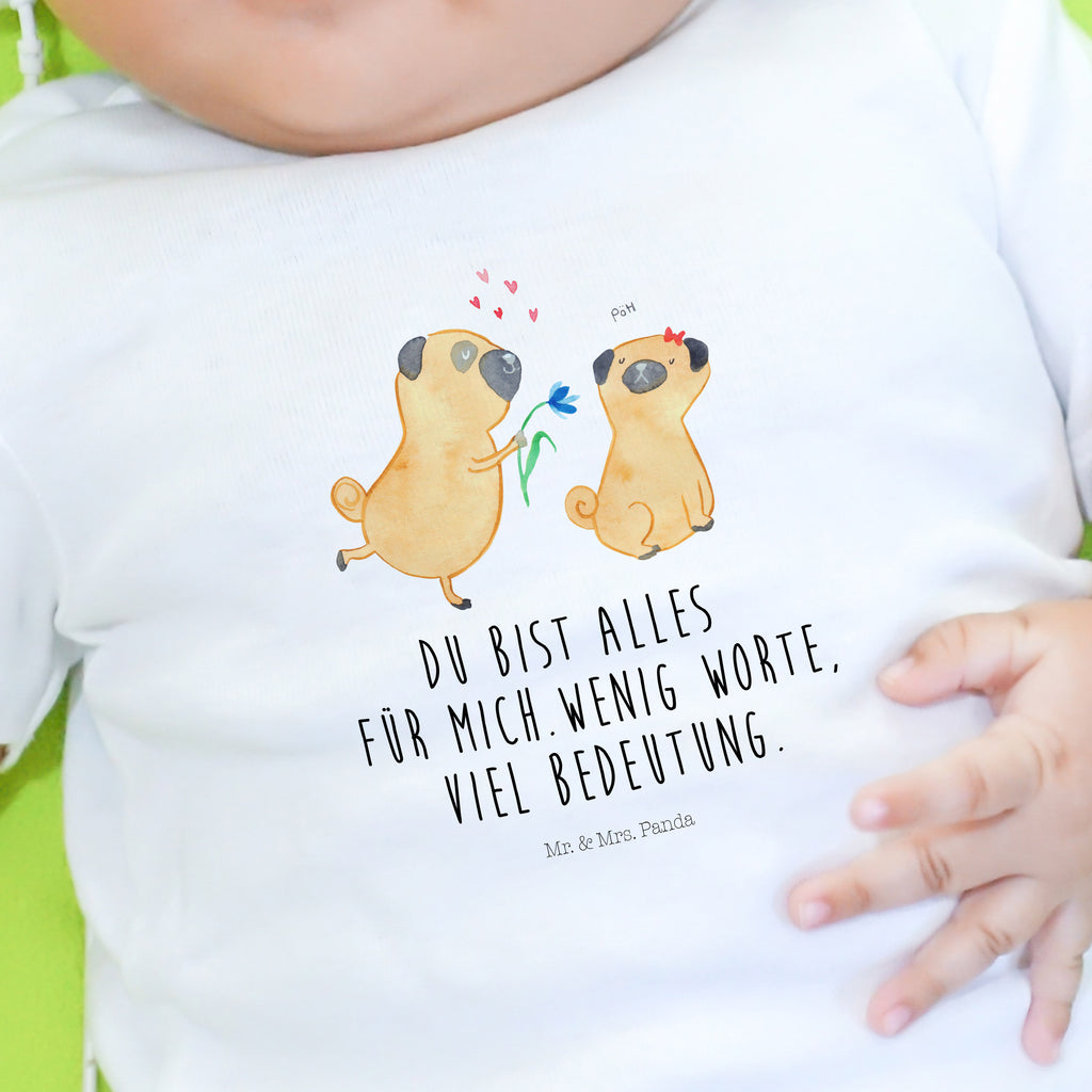 Organic Baby Shirt Mops verliebt Baby T-Shirt, Jungen Baby T-Shirt, Mädchen Baby T-Shirt, Shirt, Hund, Hundemotiv, Haustier, Hunderasse, Tierliebhaber, Hundebesitzer, Sprüche, Mops, Möpse, Hundeliebe, verliebt, Liebe, Liebesspruch. Verlobt, Geschenk Freund, Partner
