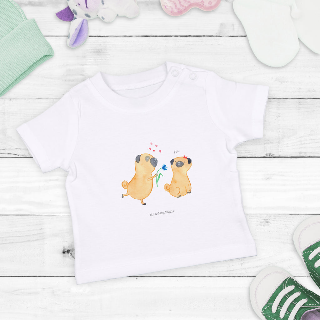 Organic Baby Shirt Mops verliebt Baby T-Shirt, Jungen Baby T-Shirt, Mädchen Baby T-Shirt, Shirt, Hund, Hundemotiv, Haustier, Hunderasse, Tierliebhaber, Hundebesitzer, Sprüche, Mops, Möpse, Hundeliebe, verliebt, Liebe, Liebesspruch. Verlobt, Geschenk Freund, Partner