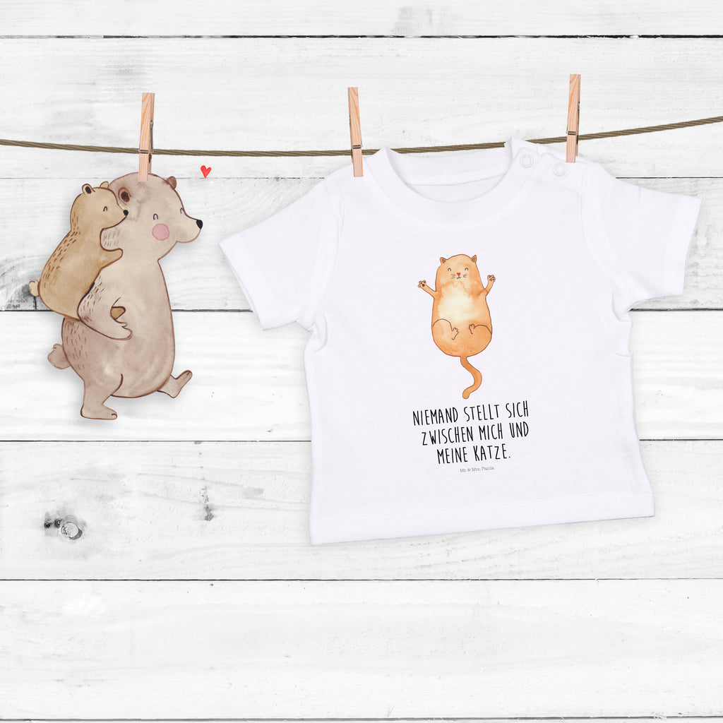 Organic Baby Shirt Katzen Umarmen Baby T-Shirt, Jungen Baby T-Shirt, Mädchen Baby T-Shirt, Shirt, Katze, Katzenmotiv, Katzenfan, Katzendeko, Katzenfreund, Katzenliebhaber, Katzenprodukte, Katzenartikel, Katzenaccessoires, Katzensouvenirs, Katzenliebhaberprodukte, Katzenmotive, Katzen, Kater, Mietze, Cat, Cats, Katzenhalter, Katzenbesitzerin, Haustier, Freundin, Freunde, beste Freunde, Liebe, Katzenliebe, Familie